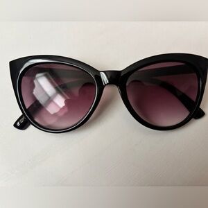 Betsey Johnson Cat Eye Sunglasses Black Purple +2.00 Readers